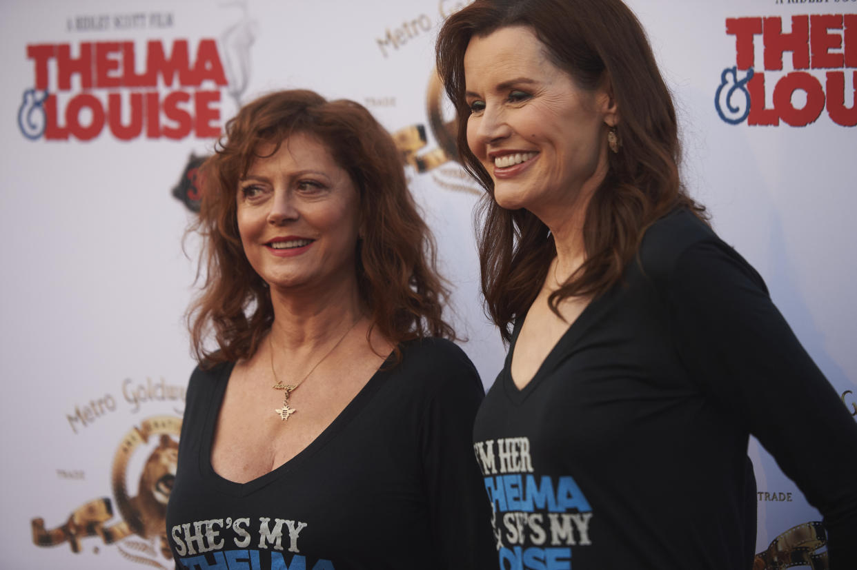 Susan Sarandon y Geena Davis posaron con fans de 'Thelma and Louise' manteniendo distancia con un separador. (Foto de Michael Buckner/Penske Media via Getty Images)