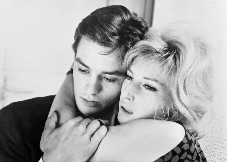 Delon y Monica Vitti interpretando una escena de la película El eclipse, dirigidos por Michelangelo Antonioni