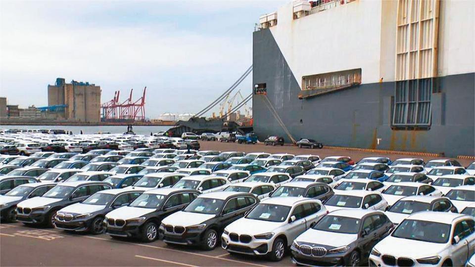 今年進口車銷售全都受船期影響，進口品牌賓士、BMW每個月的業績都要看是否有大船入港。（翻攝自民視新聞）