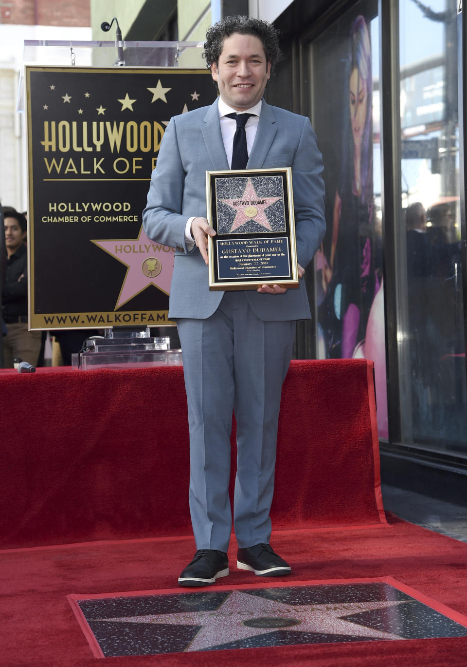 El maestro venezolano Gustavo Dudamel, director musical y artístico de la Filarmónica de Los Ángeles, posa junto a su flamante estrella en el Paseo de la Fama de Hollywood durante la ceremonia de develación, el martes 22 de enero del 2019 en Los Ángeles. (Foto por Richard Shotwell/Invision/AP)