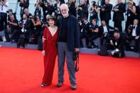 Er mag zwar meist nur eine Nebenrolle spielen. Doch auf dem Roten Teppich sind James Cromwell mit 2,01 Meter überragende Auftritte gewiss. Nicht nur, wenn er mit seiner Frau Anna Stuart unterwegs ist. (Bild: Andreas Rentz/Getty Images)