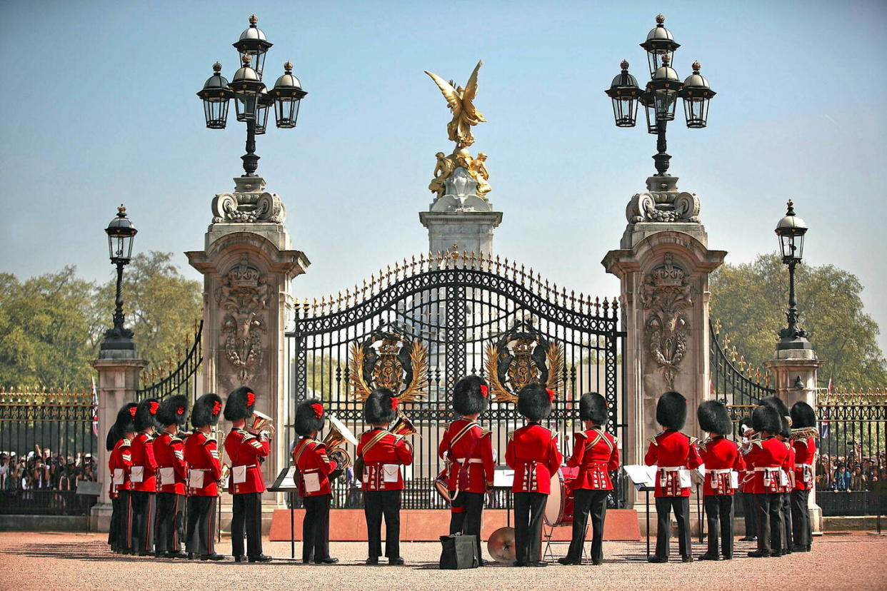 Des soldats britanniques mobilisés devant le palais de Buckingham (photo d'illustration).  - Credit:Peter MacDiarmid - X01421 - Reuters