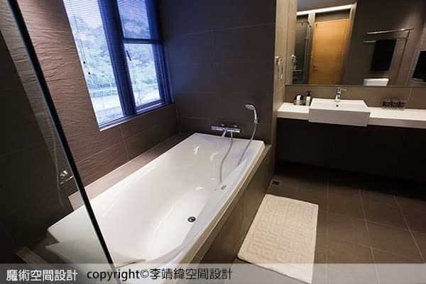李靖緯設計師所規劃的主臥衛浴，仿效飯店式機能與設備，並利用對外開窗引入宜人光景，讓生活憑添旨趣。