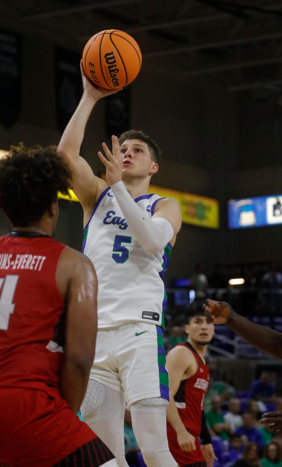 FGCU player Chase Johnston drives to the basket. The Florida Gulf Coast University men's basketball team defeated visiting Austin Peay 89-71 in their final game of the regular season Friday, Feb. 24, 2023.