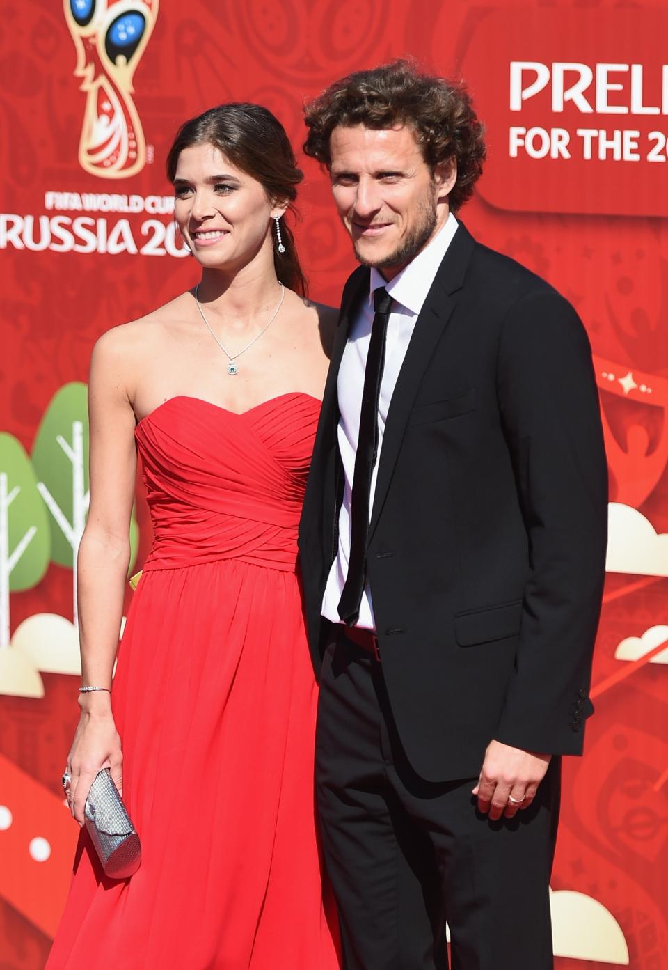 Diego Forlan y Paz Cardoso  (Photo by Dennis Grombkowski/Getty Images)