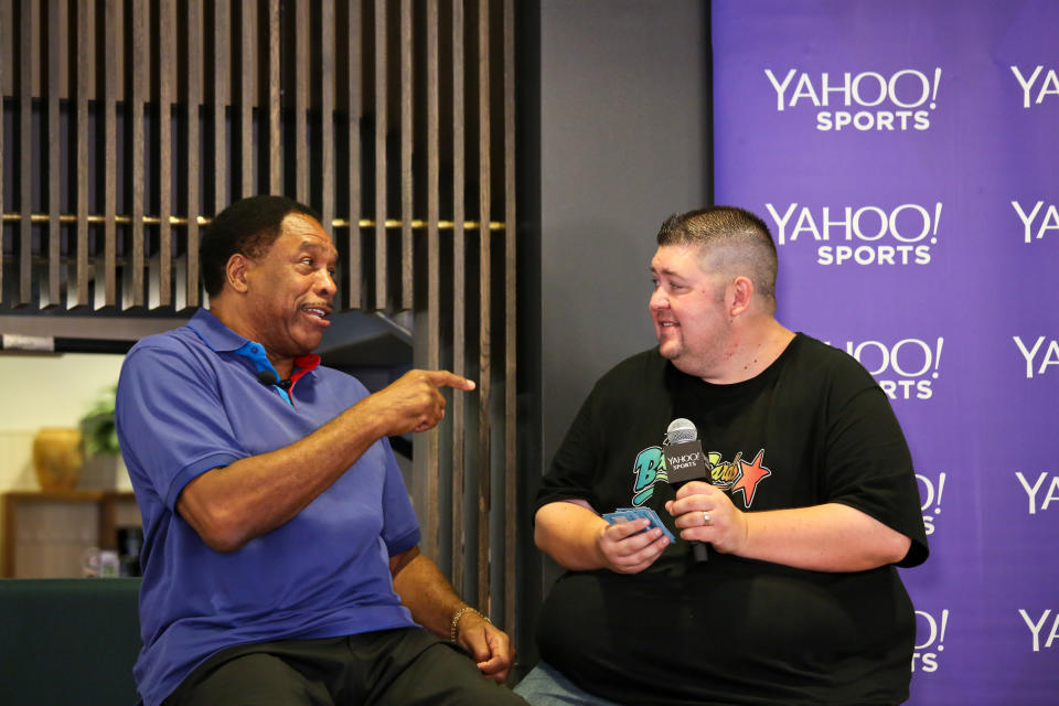 Dave Winfield opens old baseball cards. (Yahoo Sports)