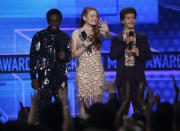 2017 American Music Awards – Show – Los Angeles, California, U.S., 19/11/2017 – (L-R) Actors Caleb McLaughlin, Sadie Sink, and Gaten Matarazzo speak on stage. REUTERS/Mario Anzuoni