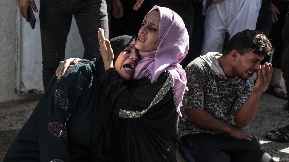  Relatives of Palestinians, killed by Israeli forces during airstrike clashes, mourn after they were taken to the morgue of Shifa Hospital in Gaza City. - Ali Jadallah/Anadolu Agency/Getty Images