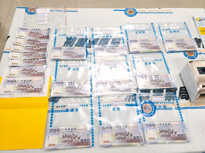 警方查扣到358張以假亂真的500元偽鈔，及大批製造工具。（林郁平攝）