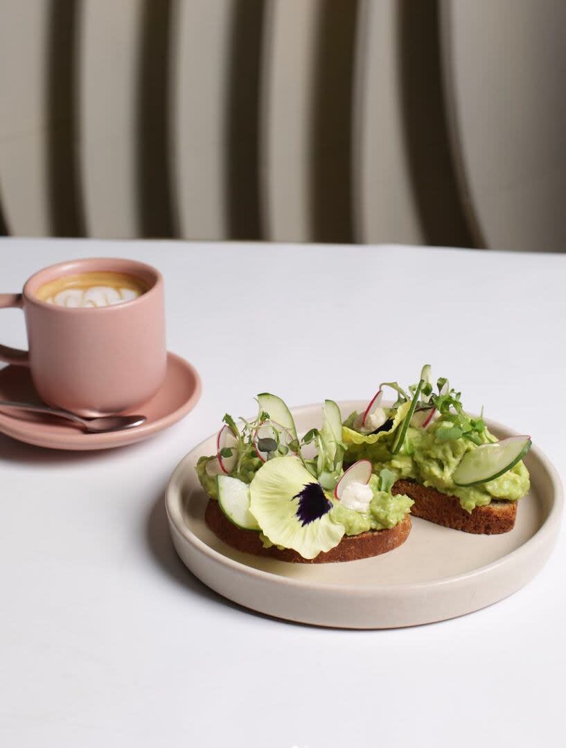 De la mañana a la noche, la avocado toast de Mudrá siempre es una gran elección.