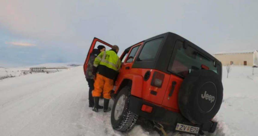 原子邦妮的車陷入積雪中，被路人拍下。（圖／滾石提供）