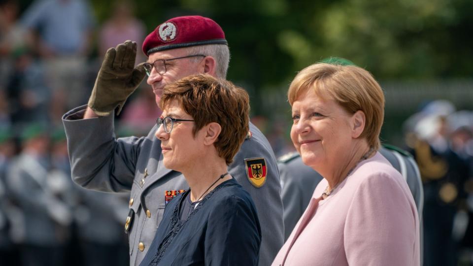 Bundesverteidigungsministerin Annegret Kramp-Karrenbauer und Bundeskanzlerin Angela Merkel beim Rekruten-Gelöbnis im Bendlerblock. Foto: Michael Kappeler