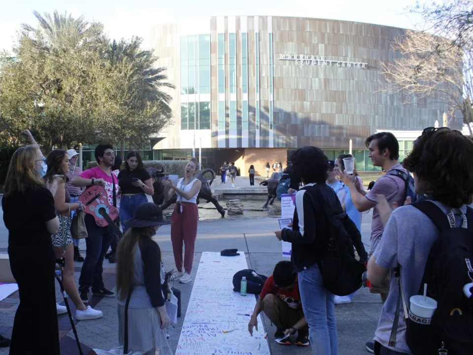Students at USF gather on USfF campus