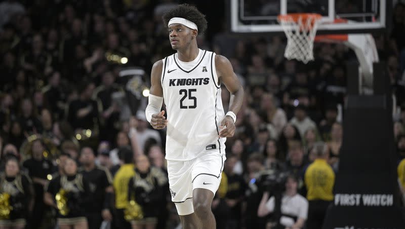 Central Florida forward Taylor Hendricks (25) jogs up the court during game against Houston on Jan. 25, 2023, in Orlando, Fla. According to some pundits, the Jazz may draft Hendricks with the No. 9 pick.