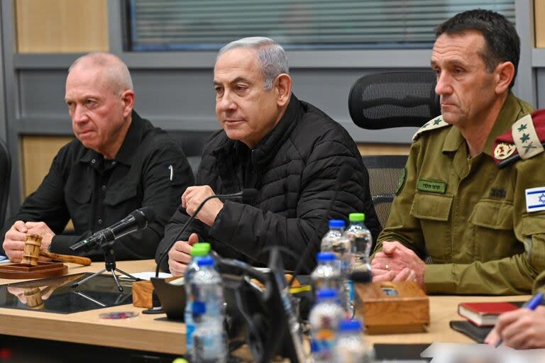 ARCHIVADO - 23 de octubre de 2023, Israel, Tel Aviv: El primer ministro israelí Benjamin Netanyahu (C) se reúne con el ministro de Defensa Yoav Gallant (L) y el jefe de Estado Mayor de las FDI Herzi Halevi para una evaluación de seguridad. 