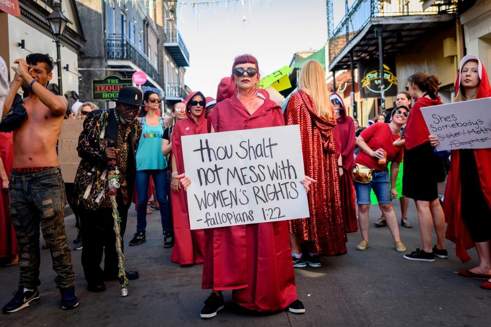 In Anlehnung an die Serie "The Handmaid’s Tale" demonstrieren Tausende Frauen in den USA in roten Roben gegen strenge Abtreibungsgesetze. (Bild: Getty Images)