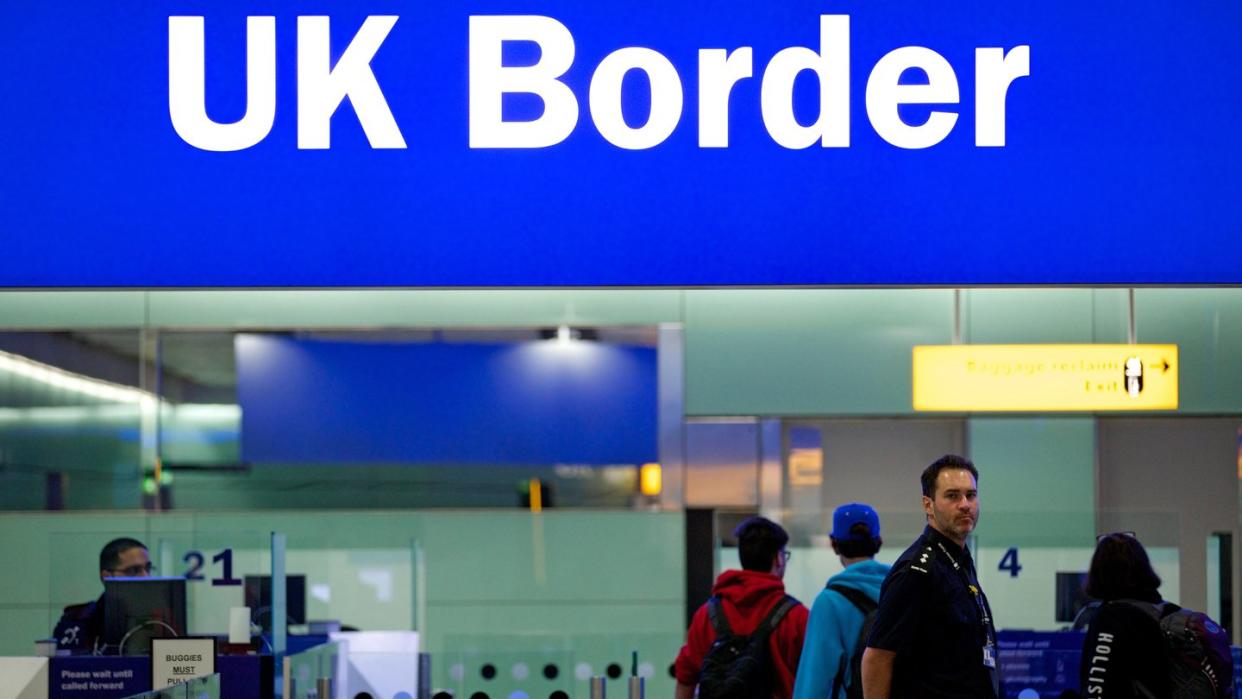 Noch ist das Reisen einfach: Grenzbeamte am Londoner Flughafen Heathrow unter einem Grenzschild. Foto: Andrew Cowie