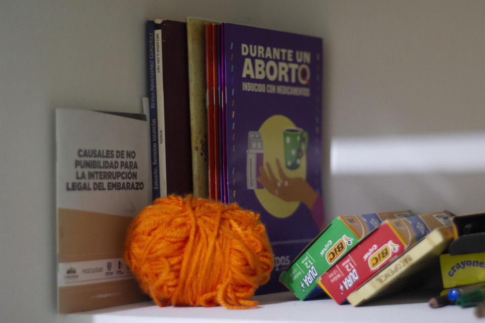 Libros con información sobre el aborto en la sede de la Marea Verde Chihuahua, una organización que defiende los derechos reproductivos, en Chihuahua, México, el lunes 13 de marzo de 2023. Para asesorar a mujeres sobre cómo practicarse un aborto autogestionado con pastillas, las integrantes de la Marea Verde Chihuahua se capacitaron como "acompañantes", capaces de ayudar en la guía y acompañamiento de las mujeres, ya sea en persona o a distancia. (AP Foto/Adriana Esquivel)