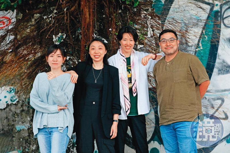  C Musical創辦人張芯慈（左起）、三和娛樂負責人葉育萍、編導劉亞菱與Vocal Asia執行長陳午明攜手將《不讀書俱樂部》音樂劇打造成網路泡麵劇。
