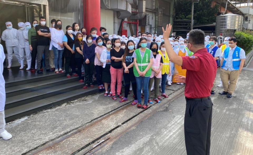 基隆市消防局在位於基隆市安樂區的聯華食品基隆廠，舉行了防火管理的自衛消防編組訓練，廠區內的二百多名員工全員參與。(記者郭基生攝)