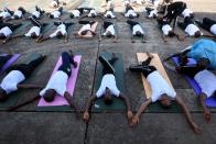 Soldados de Sierra Leona participan en un entrenamiento de yoga en una base militar en Freetown.