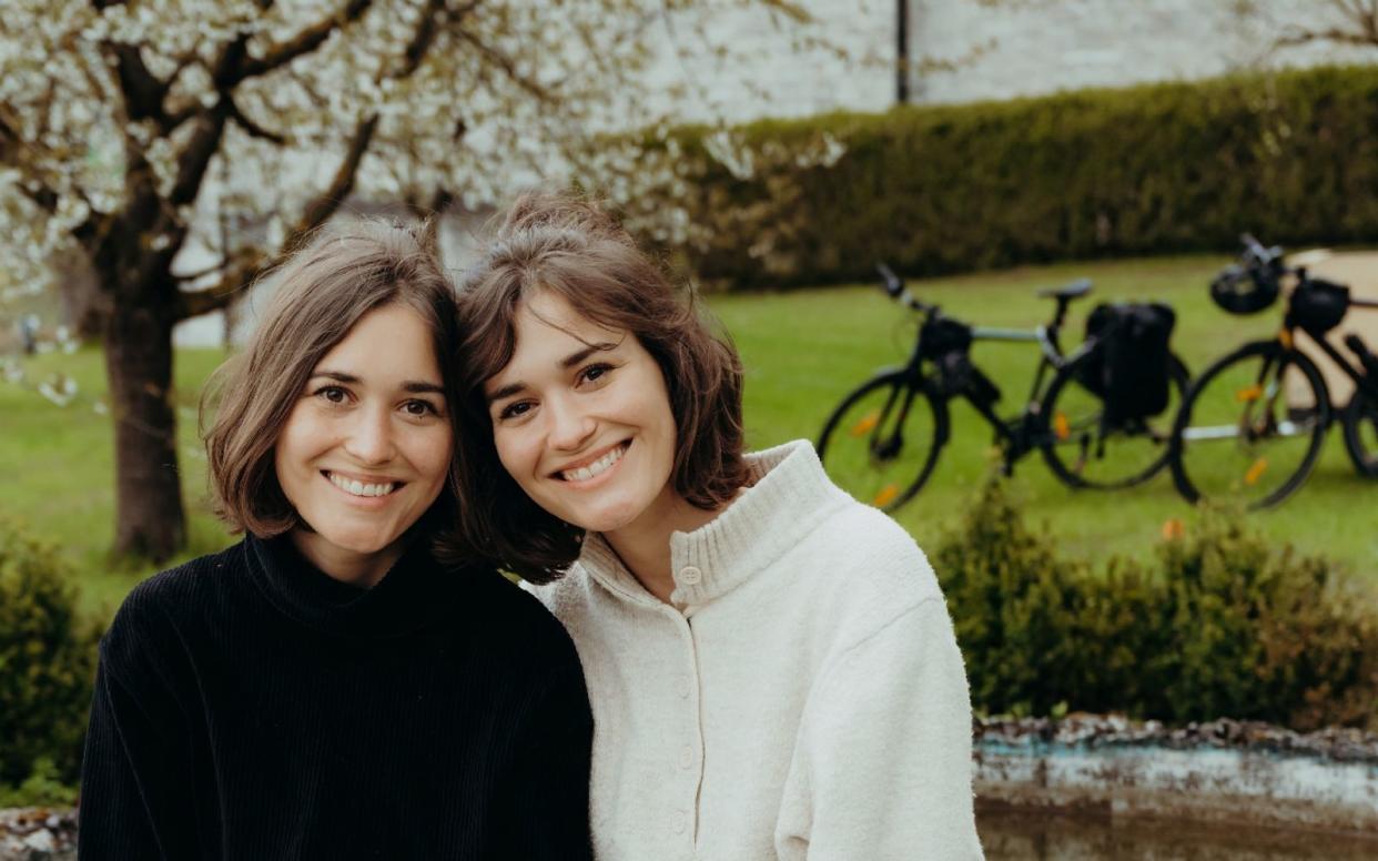 Essen und Radfahren: Das sind zwei Leidenschaften, die sich wunderbar vereinbaren lassen, wie Milena und Sophia in dem neuen BR-Reality-Format "Milena und Sophia - Twins on Bike" (ab Montag, 24. Juli, in der ARD-Mediathek und immer sonntags, ab 6. August, 23.30 Uhr, BR) zeigen. Sie wagen ein außerordentliches Abenteuer und tingeln mit einer Küche auf Rädern durch ganz Bayern.  (Bild: AlwaysOn Production GmbH/BR/Sabine Finger)