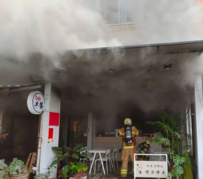 ▲台南東區崇德路一家早餐點，14日上午發生火警。（圖／翻攝畫面）