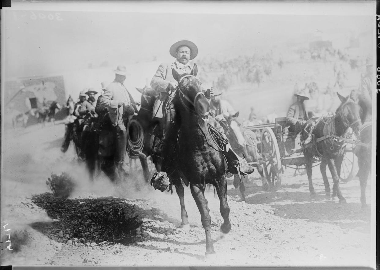 Fotografía que muestra al general Francisco "Pancho" Villa (1877-1923) a caballo, durante la Revolución Mexicana. <a href="https://www.loc.gov/item/2014695586/" rel="nofollow noopener" target="_blank" data-ylk="slk:Bain Collection/Library of Congress;elm:context_link;itc:0;sec:content-canvas" class="link ">Bain Collection/Library of Congress</a>