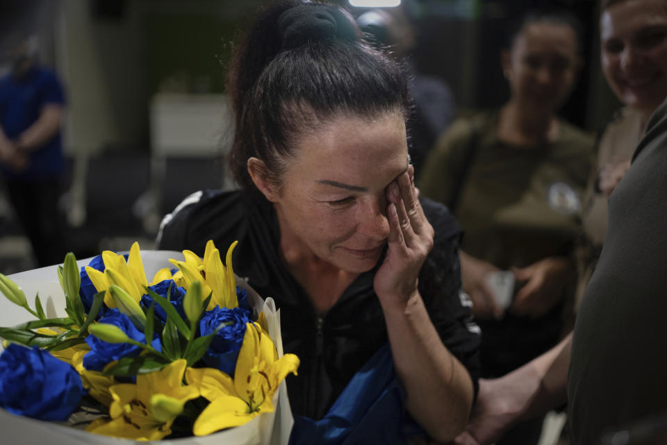 Olena Pekh, investigadora del Museo de Arte Horlivka, llora mientras habla con su hija por videoconferencia, en el aeropuerto de Kiev, Ucrania, el 29 de junio de 2024. Diez ucranianos que llevaban años retenidos fueron liberados de su cautiverio ruso con la mediación del Vaticano, según el presidente de Ucrania, Volodymyr Zelenskyy. (AP Foto/Alex Babenko)