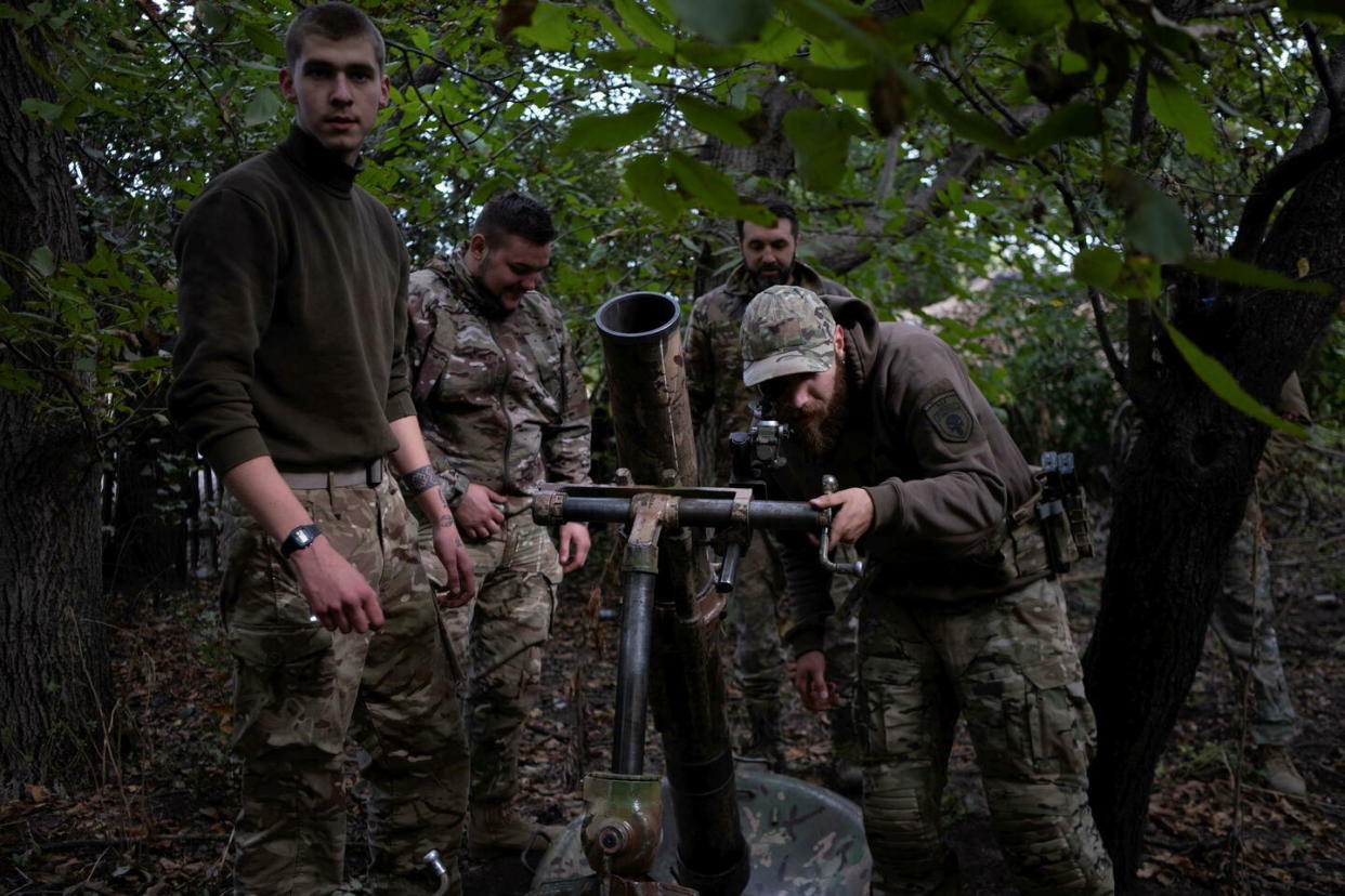 Le 6 octobre 2023, près de Verbove (Ukraine), à dix kilomètres au sud-est de Robotyne. Les artilleurs de l’Armée ukrainienne des volontaires (UDA) préparent un mortier pour une mission.  - Credit:Sergey Shestak pour 