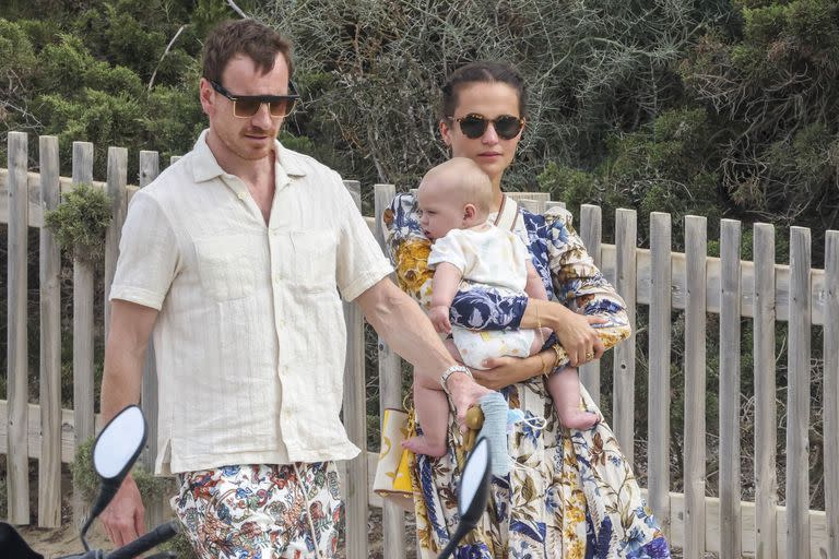 Alicia Vikander y Michael Fassbender con su hijo en Ibiza