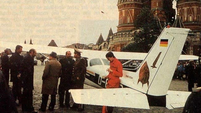 A los 19 años, Mathias Rust aterrizó una avioneta en la Plaza Roja de Moscú porque quería tener amigos rusos (imagen vía Hemeroteca La Vanguardia)