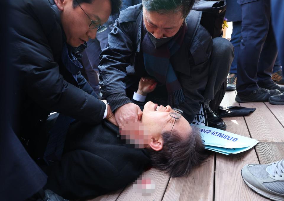 共同民主黨代表李在明今（2日）早遇襲，遭陌生男子持利器攻擊頸部。（東方IC）