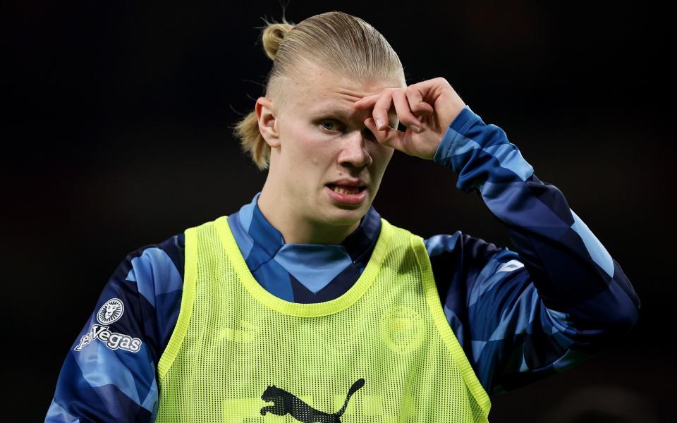 Erling Haaland of Manchester City reacts during the warm up prior to the Premier League match between Arsenal FC and Manchester City at Emirates Stadium on February 15, 2023 in London, England. - Julian Finney/Getty Images