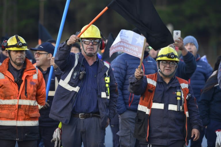 Trabajadores siderúrgicos protestan por el eventual cierre de la planta de Huachipato, ubicada en la ciudad de Talcahuano, Chile, el 4 de abril de 2024 (GUILLERMO SALGADO)