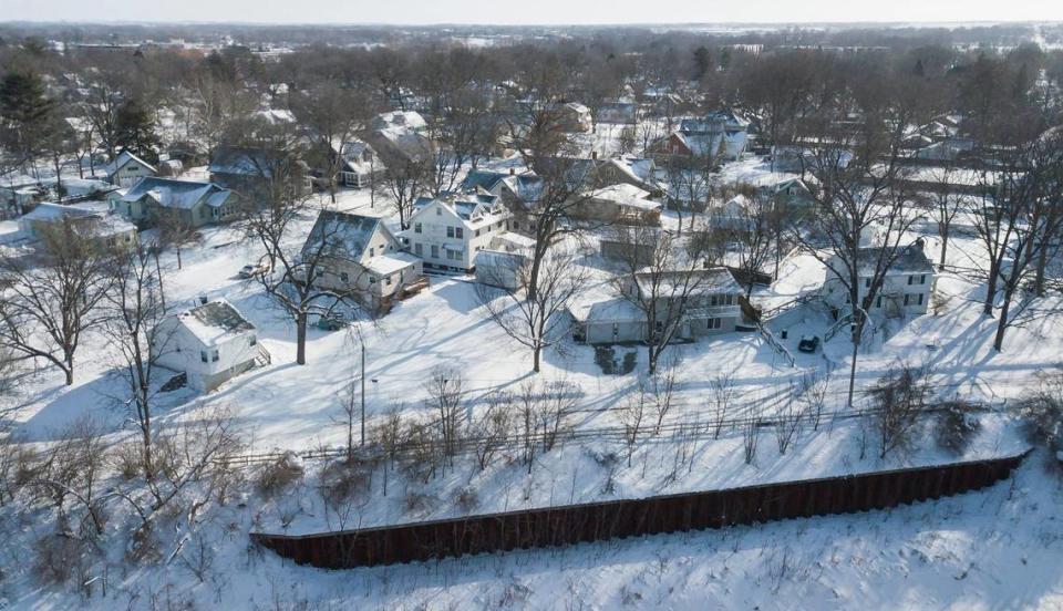 Una vista aérea muestra cómo la nieve cubre un barrio el domingo 14 de enero de 2024, en Ames, Iowa. Las temperaturas bajo cero han azotado el estado antes de los caucus de Iowa.