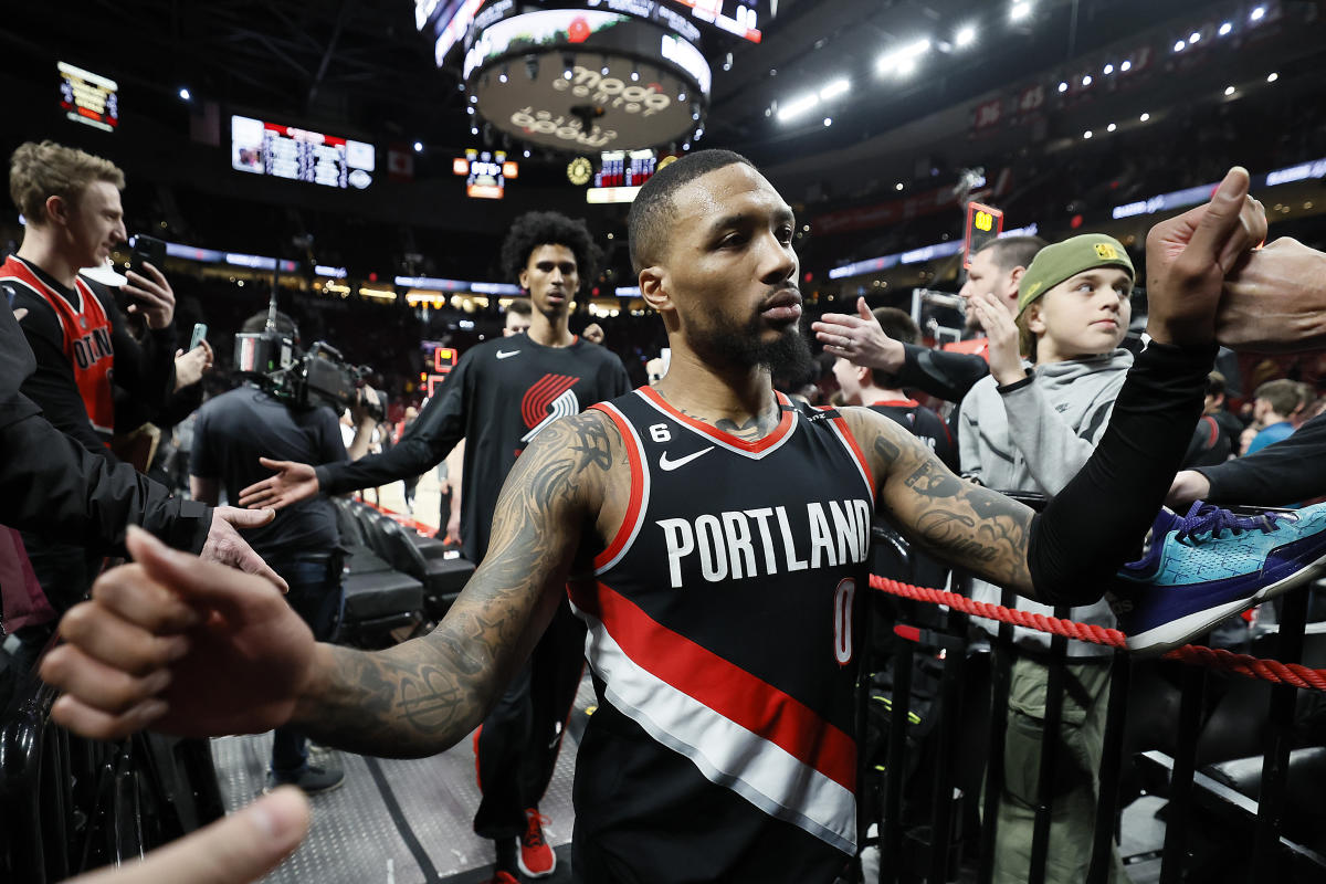 Portland Trail Blazers star Damian Lillard tweets back at fans