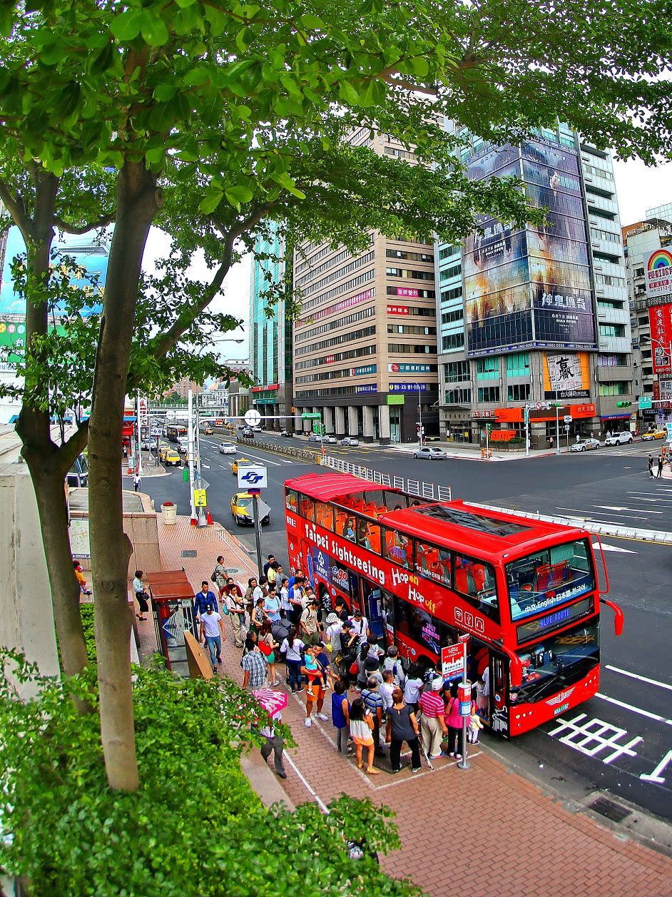 入住北市安心旅宿，當次入住住宿房費滿千就可獲贈雙層觀光巴士券，數量有限，贈完為止。   圖：台北市觀傳局／提供