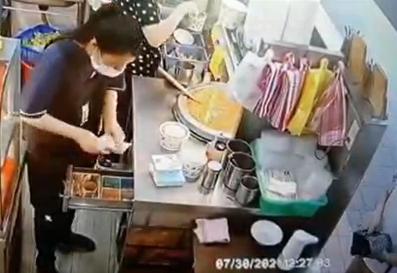 客人來店消費卻騙沒有找錢，店家相當生氣。（圖／翻攝自爆料公社）