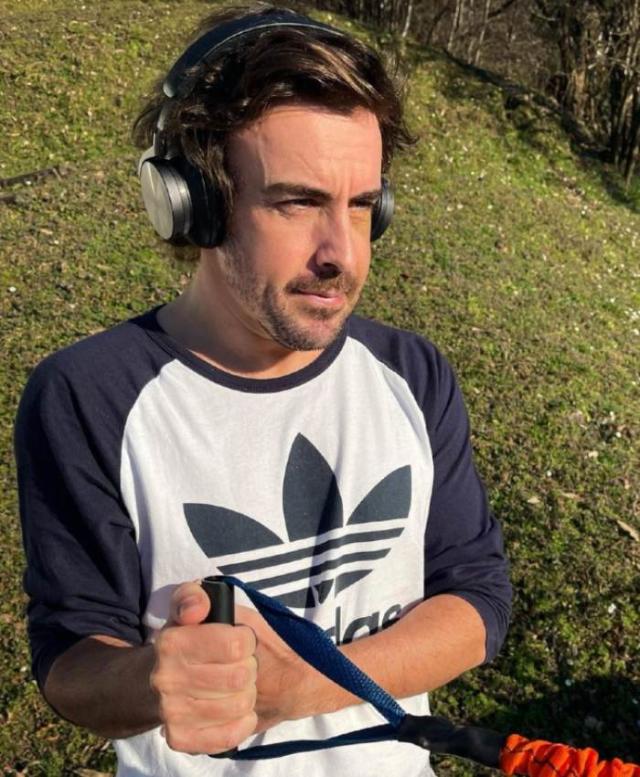 Fernando Alonso fue atropellado por un coche mientras entrenaba en bicicleta