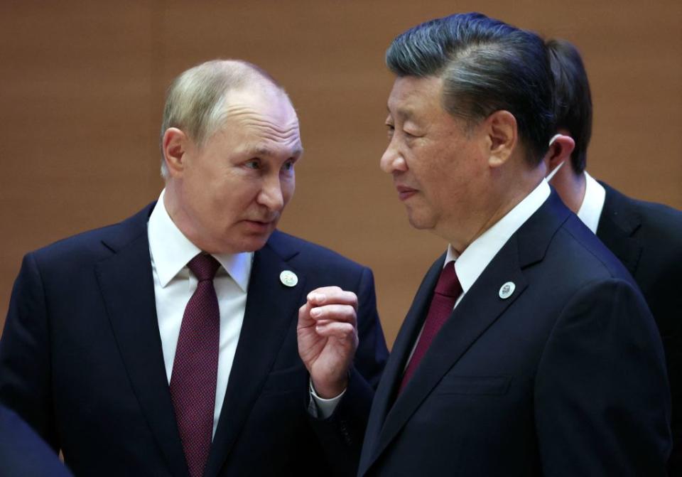 Russian President Vladimir Putin speaks to China's President Xi Jinping during the Shanghai Cooperation Organisation (SCO) leaders' summit in Samarkand on Sept. 16, 2022.<span class="copyright">SERGEI BOBYLYOV/SPUTNIK/AFP via Getty Images</span>