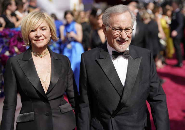 Steven Spielberg, junto a su esposa, Kate Capshaw; el realizador compite por el Oscar a mejor dirección por su remake de Amor sin barreras