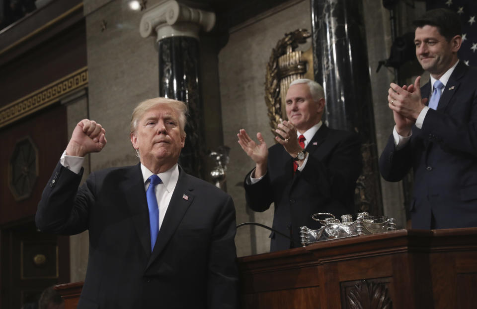 <p>US-Präsident Donald Trump reckt die Faust, nachdem er seine erste Rede zur Lage der Nation vor dem US-Kongress beendet hat. Vizepräsident Mike Pence und der Sprecher des Repräsentantenhauses Paul Ryan applaudieren im Hintergrund. (Bild: AP Photo) </p>
