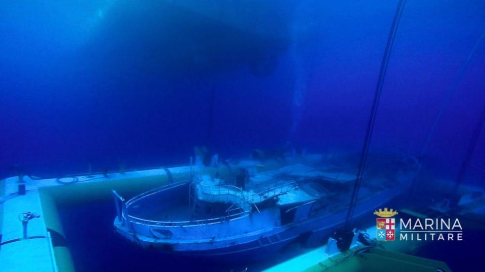 Labores de rescate del barco naufragado desde el lecho marino.