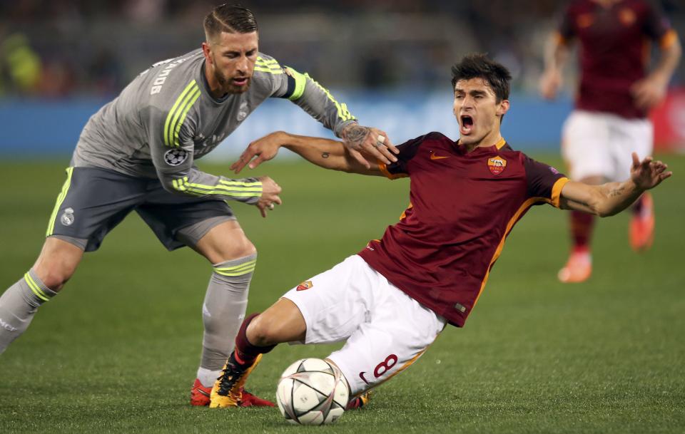 Football Soccer - AS Roma v Real Madrid - UEFA Champions League Round of 16 First Leg - Olympic stadium, Rome, Italy - 17/2/16 AS Roma's Diego Perotti (R) in action with Real Madrid Sergio Ramos. REUTERS/Alessandro Bianchi