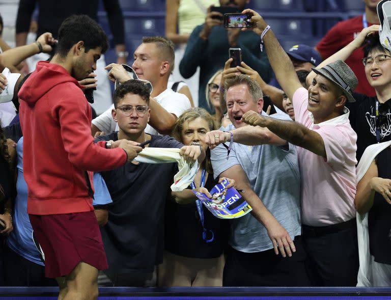 Los fanáticos del tenis en Nueva York enloquecen por el español Carlos Alcaraz