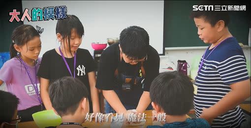 孩童相當認真學習如何作甜點。(圖／記者柯智翔提供）