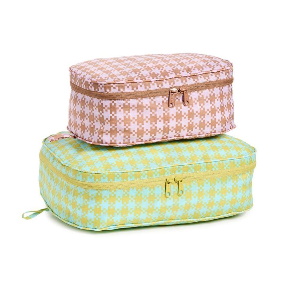 <p><a href="https://go.redirectingat.com?id=74968X1596630&url=https%3A%2F%2Fwww.shopbop.com%2Fpacking-cube-set-baggu%2Fvp%2Fv%3D1%2F1511942451.htm&sref=https%3A%2F%2F" rel="nofollow noopener" target="_blank" data-ylk="slk:Shop Now;elm:context_link;itc:0;sec:content-canvas" class="link ">Shop Now</a></p><p>Packing Cube Set</p><p>shopbop.com</p><p>$25.20</p>