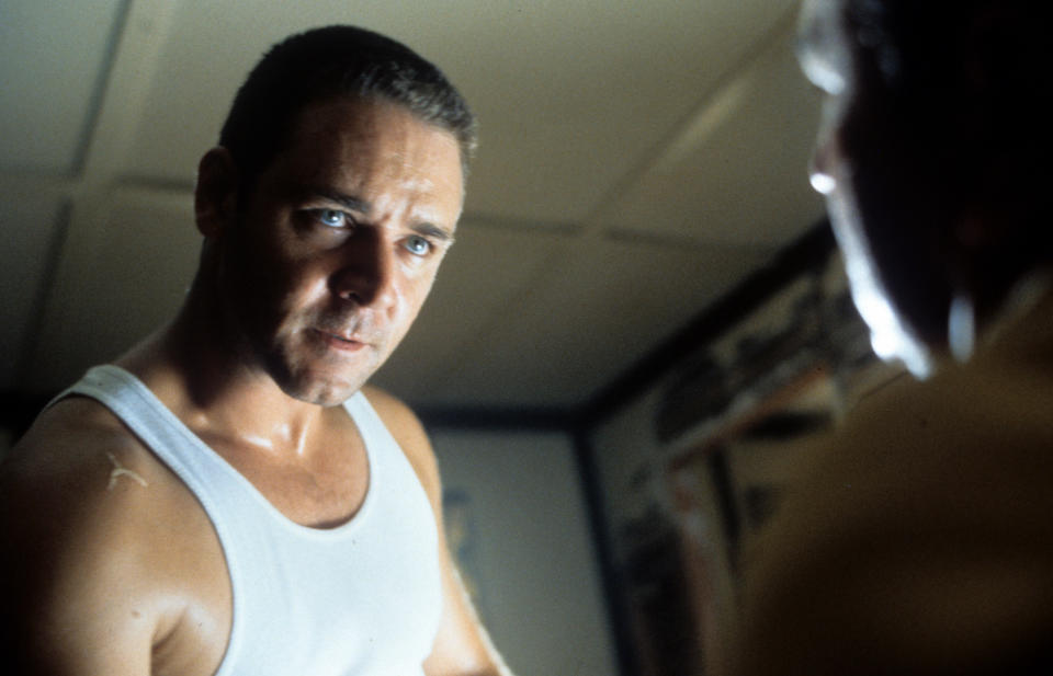 <p>Deux ans plus tard, en 1997, Russell Crowe crève l’écran dans le polar L.A. Confidential de Curtis Hanson. L’acteur interprète Bud White, un policier taciturne aux méthodes extrêmement violentes, qui connaît une rédemption en combattant la corruption. Au côté de Kim Basinger, le comédien vole la vedette à Guy Pearce, Kevin Spacey et Danny DeVito. </p>