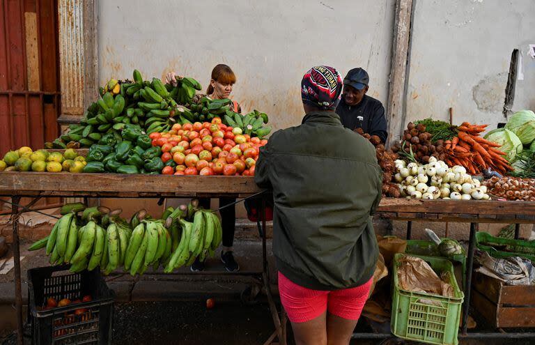 Cubanos compran alimentos en un negocio callejero en La Habana (Photo by YAMIL LAGE / AFP)